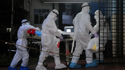 A patient being shifted to an ICU of Nipah isolation ward in Kozhikode Medical College in Kozhikode district (REUTERS)