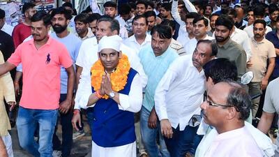 Independent candidate from Sohna Assembly Constituency Kalyan Singh Chauhan during a door-to-door campaign for the Haryana assembly elections, at Sohna Bazaar in Gurugram on Monday. (ANI) Independent candidate from Sohna Assembly Constituency Kalyan Singh Chauhan during a door-to-door campaign for the Haryana assembly elections, at Sohna Bazaar in Gurugram on Monday. (ANI)