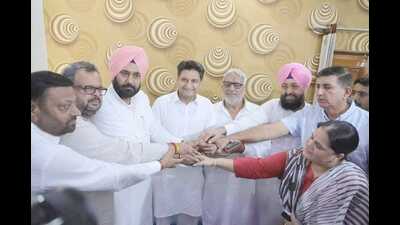 MP Deepender Hooda after pacifying Congress rebels Jasbir Malour and Himmat Singh, who were contesting against party candidate Nirmal Singh in Ambala City. Both withdrew their nominations on Monday. (HT Photo) MP Deepender Hooda after pacifying Congress rebels Jasbir Malour and Himmat Singh, who were contesting against party candidate Nirmal Singh in Ambala City. Both withdrew their nominations on Monday. (HT Photo)