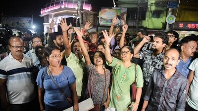 People raise slogans outside residence of West Bengal chief minister Mamata Banerjee where a delegation of protesting doctors held talks with the CM. (ANI) People raise slogans outside residence of West Bengal chief minister Mamata Banerjee where a delegation of protesting doctors held talks with the CM. (ANI)
