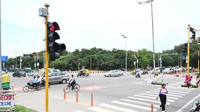 Proponents of signals argue that they not just help regulate traffic flow, but also reduce accidents, and promote democratic streets. (Keshav Singh/HT) Proponents of signals argue that they not just help regulate traffic flow, but also reduce accidents, and promote democratic streets. (Keshav Singh/HT)