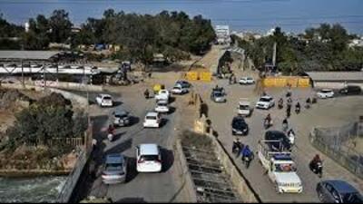To manage the heavy traffic near the Pakhowal railway under-bridge and road over-bridge, the traffic police have reopened a cut around the Pakhowal Road bridge. (Ht File)