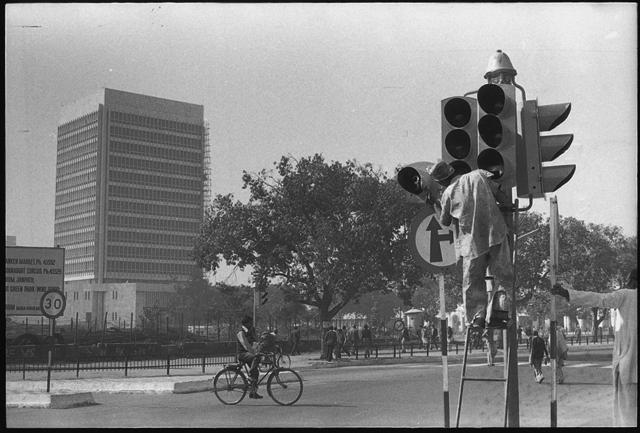 A repairman fixes a defunct traffic signal, in 1976. (Ajit Kumar/HT Archive) A repairman fixes a defunct traffic signal, in 1976. (Ajit Kumar/HT Archive)