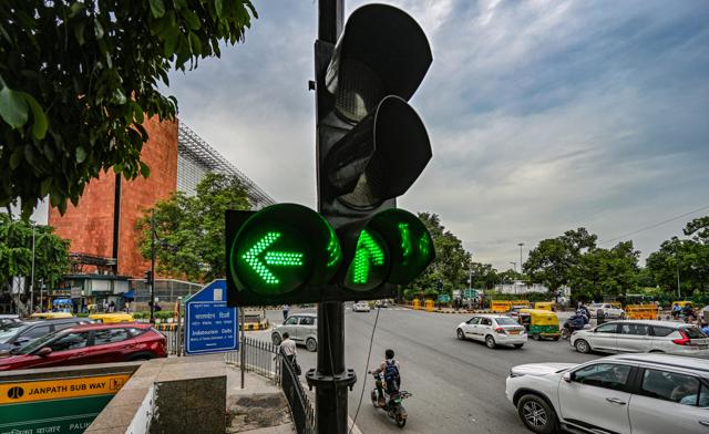 A view of traffic signal at Janpath Road crossing in Connaught Place. Well-synchronised signals, experts say, can help boost the local economy by attracting shoppers, while a signal-free road may see fewer customers. (RAJ K RAJ /HT PHOTO) A view of traffic signal at Janpath Road crossing in Connaught Place. Well-synchronised signals, experts say, can help boost the local economy by attracting shoppers, while a signal-free road may see fewer customers. (RAJ K RAJ /HT PHOTO)