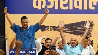 Arvind Kejriwal with other AAP leaders from Delhi and Punjab in the city on Sunday. (Arvind Yadav/HT Photo) Arvind Kejriwal with other AAP leaders from Delhi and Punjab in the city on Sunday. (Arvind Yadav/HT Photo)