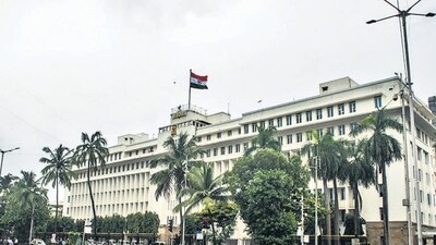 Mumbai, India - July 18, 2022: A view of the road condition outside Mantralaya, in Mumbai, India, on Monday, July 18, 2022. (Photo by Pratik Chorge/Hindustan Times) (Pratik Chorge/HT PHOTO) Mumbai, India - July 18, 2022: A view of the road condition outside Mantralaya, in Mumbai, India, on Monday, July 18, 2022. (Photo by Pratik Chorge/Hindustan Times) (Pratik Chorge/HT PHOTO)