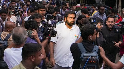 Kolkata: A delegation of junior doctors moves to board a bus from their dharna site near Swasthya Bhawan for a meeting with West Bengal chief minister Mamata Banerjee. (PTI)