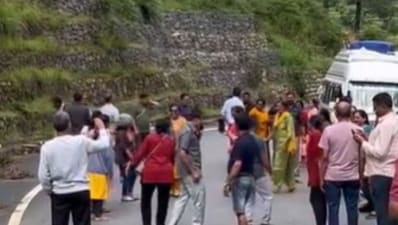 Stranded due to a landslide, Gujaratis played garba in Uttarakhand. (X/@virajux) Stranded due to a landslide, Gujaratis played garba in Uttarakhand. (X/@virajux)