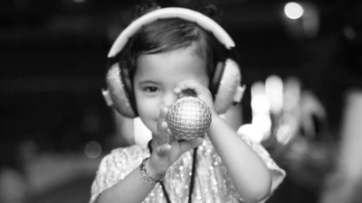 Malti was seen with headphones, and even took dad Nick Jonas' mic to see how it looks like. 