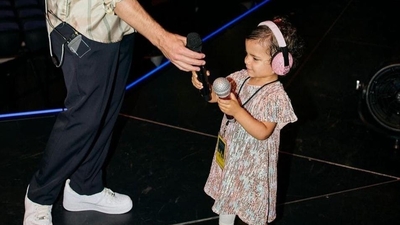 Looks like Malti had a fun time taking a closer look at the mics which dad Nick Jonas performed at the concert. 