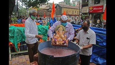 A family immersing their Ganesha Idol at a immersion center in Sadashiv peth in Pune. (HT PHOTO)