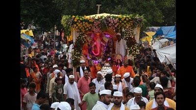 A procession on the way to Jhulelal Park in Lucknow on TuesdayD (Mushtaq Ali/HT)