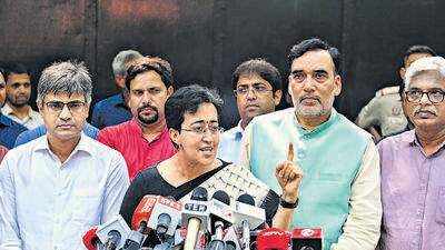 Atishi addresses the media outside Arvind Kejriwal’s residence in Civil Lines on Tuesday (SANCHIT KHANNA/HT) Atishi addresses the media outside Arvind Kejriwal’s residence in Civil Lines on Tuesday (SANCHIT KHANNA/HT)