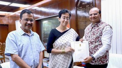 Delhi chief minister Arvind Kejriwal and AAP leader Atishi with Delhi LG VK Saxena at the LG House. Arvind Kejriwal resigned as Delhi chief minister, while Atishi stakes a claim to the position, on Tuesday. (HT Photo)