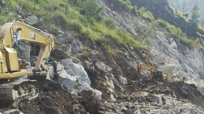 NH-5 was blocked at Nigulsari Sliding Point due to the sinking of road in Kinnaur district. (HT Photo)