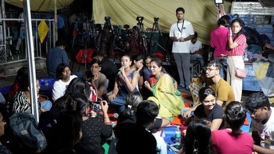 Kolkata: Junior doctors continue their 'dharna' against the RG Kar Hospital rape and murder incident, near Swasthya bhawan in Kolkata, Tuesday, Sept. 17, 2024. (PTI Photo/Swapan Mahapatra)(PTI09_17_2024_000483B) (PTI) Kolkata: Junior doctors continue their 'dharna' against the RG Kar Hospital rape and murder incident, near Swasthya bhawan in Kolkata, Tuesday, Sept. 17, 2024. (PTI Photo/Swapan Mahapatra)(PTI09_17_2024_000483B) (PTI)