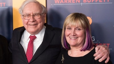Warren Buffett, center, and Susie Buffett attend the world premiere screening of HBO's "Becoming Warren Buffett" at The Museum of Modern Art on Jan. 19, 2017 in New York. (Photo by Charles Sykes/Invision/AP, File) (Charles Sykes/Invision/AP) Warren Buffett, center, and Susie Buffett attend the world premiere screening of HBO's "Becoming Warren Buffett" at The Museum of Modern Art on Jan. 19, 2017 in New York. (Photo by Charles Sykes/Invision/AP, File) (Charles Sykes/Invision/AP)