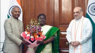 Ram Nath Kovind presenting the report to President Droupadi Murmu. (X)