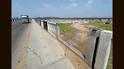 Safety walls are damaged or missing from the bridges on Sutlej River near the Ladhowal toll plaza in Ludhiana. (Gurpreet Singh/Hindustan Times)