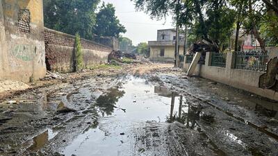 Sewage overflowing into a street of Firoz Gandhi Colony in Ward 21 on Tuesday (Parveen Kumar/HT Photo) Sewage overflowing into a street of Firoz Gandhi Colony in Ward 21 on Tuesday (Parveen Kumar/HT Photo)