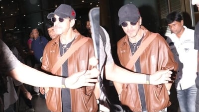 Shah Rukh Khan was spotted at the Mumbai airport. Shah Rukh Khan was spotted at the Mumbai airport.