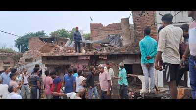 The damaged house in village Naushera in Firozabad. (HT)