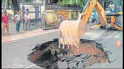 The issue primarily stems from a lack of coordination between the Public Works Department (PWD), the Lucknow Electricity Supply Administration (LESA), and the Lucknow Municipal Corporation. (File Photo)