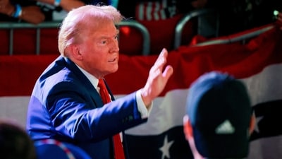 Republican presidential nominee and former U.S. President Donald Trump holds a campaign town hall meeting, moderated by Arkansas Governor Sarah Huckabee Sanders, in Flint, Michigan, U.S., September 17, 2024.  REUTERS/Brian Snyder (REUTERS)