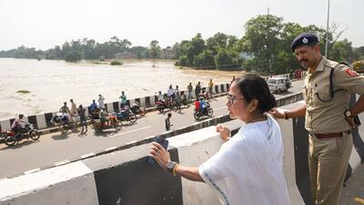West Bengal chief minister Mamata Banerjee inspects the flood-affected areas of Pursurah in Hooghly on Wednesday. (ANI) West Bengal chief minister Mamata Banerjee inspects the flood-affected areas of Pursurah in Hooghly on Wednesday. (ANI)