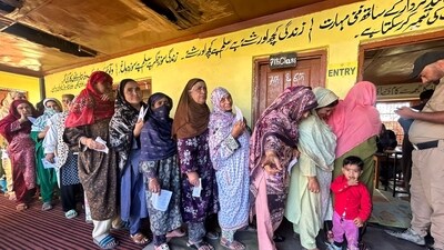 Women with their children wait in line to vote in Kulgam. The district, which has three assembly constituencies, saw the highest turnout in D.H. Pora at 65.21% by 5 pm. (Waseem Andrabi/HT Photo) Women with their children wait in line to vote in Kulgam. The district, which has three assembly constituencies, saw the highest turnout in D.H. Pora at 65.21% by 5 pm. (Waseem Andrabi/HT Photo)