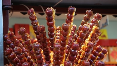 The viral glass fruit or Tanghulu trend on TikTok led several children on a trip to the hospital for cases of severe burns. ((Pixabay - representational image)) The viral glass fruit or Tanghulu trend on TikTok led several children on a trip to the hospital for cases of severe burns. ((Pixabay - representational image))