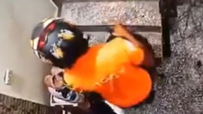 A Swiggy delivery agent was caught on CCTV stealing shoes from outside a Noida flat. (X/@AshfaqK12565342) A Swiggy delivery agent was caught on CCTV stealing shoes from outside a Noida flat. (X/@AshfaqK12565342)