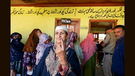 A woman shows her ink-stained finger after casting vote at a polling station during the first phase of assembly elections in Kulgam, south of Srinagar,on September 18,2024. (Waseem Andrabi /Hindustan Times)