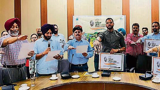 Deputy commissioner Jitendra Jorwal initiated the Swachhta hi Sewa-2024 campaign to promote cleanliness in villages in Ludhiana on Tuesday, September 17, 2024. (HT Photo)