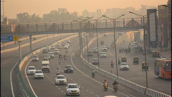 Traffic on a haze-covered Delhi-Meerut expressway. (HT File)