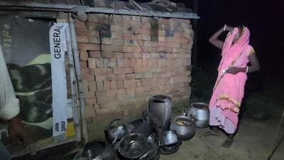 A group of atleast 100 people surrounded the homes in Krishna Nagar area and set them on fire. (HT photo) A group of atleast 100 people surrounded the homes in Krishna Nagar area and set them on fire. (HT photo)
