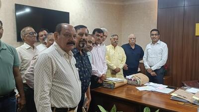 Delegates from the District Development RWA Federation with Noida CEO Lokesh M (far right) on Thursday. (HT Photo) Delegates from the District Development RWA Federation with Noida CEO Lokesh M (far right) on Thursday. (HT Photo)