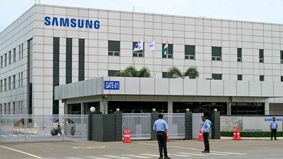 Security personnel stand guard at Samsung India's plant in Sriperumbudur, near Chennai on September 11, 2024, as workers stage a protest to demand higher wages and recognition of their union. (R.Satish Babu/AFP) Security personnel stand guard at Samsung India's plant in Sriperumbudur, near Chennai on September 11, 2024, as workers stage a protest to demand higher wages and recognition of their union. (R.Satish Babu/AFP)