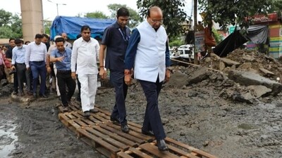 LG VK Saxena during an inspection of the area on Thursday. (HT) LG VK Saxena during an inspection of the area on Thursday. (HT)