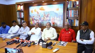 Leaders from Prahar Janshakti, Swaraj Party and Swabhimani Paksha meet in the city on Thursday to discuss forming a united front for the upcoming assembly polls. (HT PHOTO) Leaders from Prahar Janshakti, Swaraj Party and Swabhimani Paksha meet in the city on Thursday to discuss forming a united front for the upcoming assembly polls. (HT PHOTO)