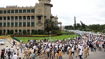 Bengaluru: Karnataka Congress leaders stage a 'Raj Bhavan Chalo' march in protest against the central government over the sanction granted by Governor Thaawarchand Gehlot to investigate and prosecute Chief Minister Siddaramaiah in the alleged Mysuru Urban Development Authority (MUDA) site allotment scam, in Bengaluru, Saturday, Aug 31, 2024. (PTI Photo)(PTI08_31_2024_000069B) (PTI)