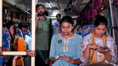Kolkata: A delegation of junior doctors leave for Nabanna (State Secretariat) by bus to meet West Bengal Chief Secretary Manoj Pant for a discussion on certain 'key unresolved issues' like security in hospitals, from their 'dharna' site outside Swasthya Bhawan in Kolkata, Wednesday, Sept. 18, 2024. (PTI Photo)(PTI09_18_2024_000315A) (PTI)