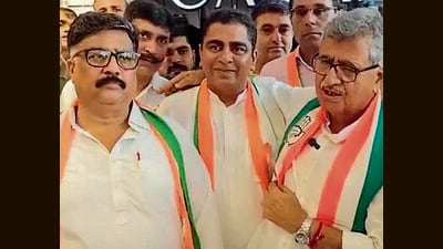 Ramit Khattar (centre) after joining the Congress in Rohtak on Thursday. (HT Photo)