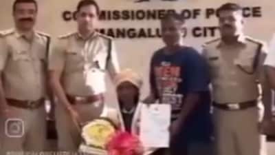 Mangaluru Police Commissioner honors young girl for her bravery . (X/Bhaskar Rao) Mangaluru Police Commissioner honors young girl for her bravery . (X/Bhaskar Rao)