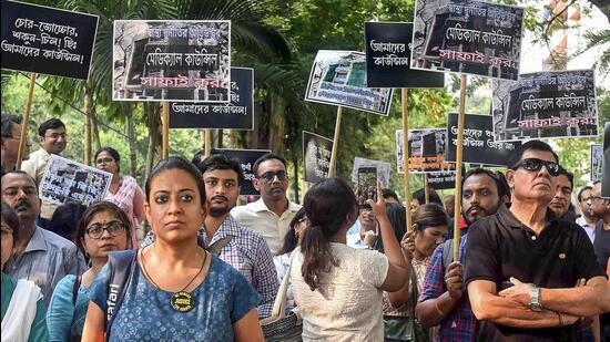 Doctors stage a protest in front of West Bengal Medical Council office over the R G Kar Hospital incident, in Kolkata, on Sept 19. (PTI)