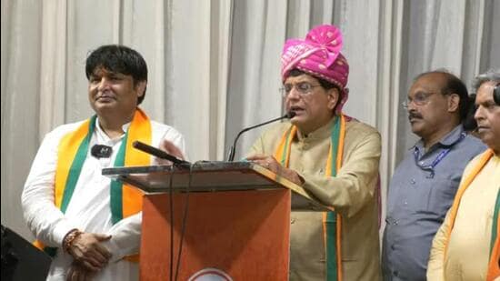 Union minister Piyush Goyal with BJP candidate Mukesh Sharma at an election meeting in Sadar Bazar Gurugram. (HT Photo)