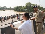 West Bengal chief minister Mamata Banerjee inspects the flood-affected areas of Pursurah in Hooghly on Wednesday. (ANI) West Bengal chief minister Mamata Banerjee inspects the flood-affected areas of Pursurah in Hooghly on Wednesday. (ANI)