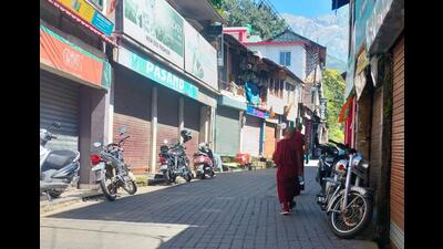 A market in Dharamshala was closed till Friday noon and a protest was also held by Hindu organisations in the town’s Kotwali Bazaar against the influx of unverified migrant workers. (HT Photo) A market in Dharamshala was closed till Friday noon and a protest was also held by Hindu organisations in the town’s Kotwali Bazaar against the influx of unverified migrant workers. (HT Photo)