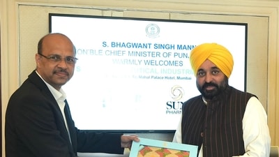 CM meets industry honchos, firms up investment projects for Punjab (HT Photo) CM meets industry honchos, firms up investment projects for Punjab (HT Photo)