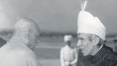 Nizam of Hyderabad Mir Osman Ali Khan receives Sardar Patel at Begumpet Airport. (HT Archive) Nizam of Hyderabad Mir Osman Ali Khan receives Sardar Patel at Begumpet Airport. (HT Archive)